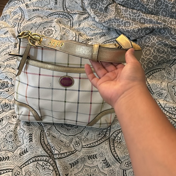 White coach with gold trimming - Picture 3 of 3